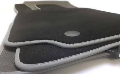 Immagine prodotto di Tappetini per Mercedes Classe C W206 S206 AMG (bordo grigio argento) Tappetini auto in velours premium di qualità originale in 4 pezzi neri