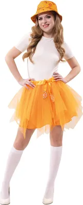 Frau steht frontal und präsentiert den leuchtend orangefarbenen Tüllrock und den Hut.