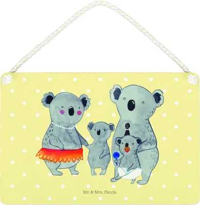 Produktbild von Mr. & Mrs. Panda Schild Koala Familie DIN A4 - Gelb Pastell - Geschenk, wandtafel, Mama, Kinder, Family, Muttertag, kleine aufmerksamkeit, Papa, Wandbild Holz, Türschild