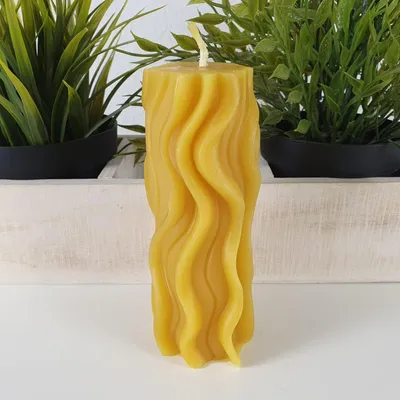 Produktbild von Bienenwachskerze Stumpenkerze Wellen Kerze 14 cm