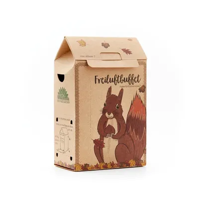 Produktbild von Die Stadtgärtner – Freiluftbuffet für Eichhörnchen I Futterstelle für Eichhörnchen I Wetterfeste Futterstation aus Naturkarton mit Schnur & Holzstäben zur Befestigung sowie 200g Eichhörnchen-Futter