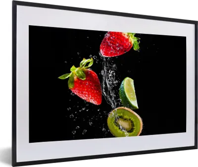 Produktbild von MuchoWow® Gerahmtes Poster Obst - Wasser - Schwarz - Stillleben Erdbeere - Kiwi 60x40 cm - Poster mit Schwarzem Bilderrahmen Wandposter Rahmen Foto Bilder - Schlafzimmer - Plakat in Rahmen - Drucken