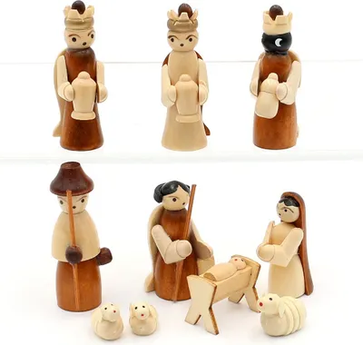 Krippe aus Holz mit Heiligen Drei Könige Hirten Schafen und heilige Familie mit Jesuskind in Krippe.