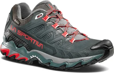 Wanderschuh für Damen; Modell "Ultra Raptor II Leather Wide Woman GTX" von La Sportiva in Grau mit roten Akzenten.
