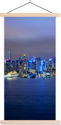 Produktbild von MuchoWow® Textilposter New York - Skyline - Nacht 40x80 cm mit holzfarbenen Rahmen - Wohnzimmer