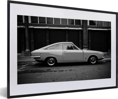 Produktbild von MuchoWow® Gerahmtes Poster Oldtimer gegen ein dunkles Gebäude - schwarz und weiß 60x40 cm - Poster mit Schwarzem Bilderrahmen Wandposter Rahmen Foto Bilder - Schlafzimmer - Plakat in Rahmen - Drucken