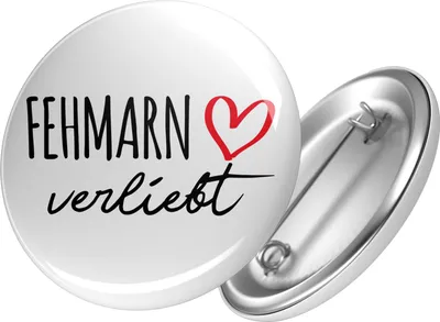 Produktbild von Huuraa Button Fehmarn verliebt Geschenk Ansteck Pin Größe 59mm Fehmarn Präsent