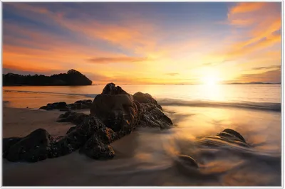 Produktbild von Wallario Wandbild Sonne über dem Meer mit Felsenlandschaft, Größe: 61 x 91,50 cm, Poster mit weißem Aluminiumrahmen