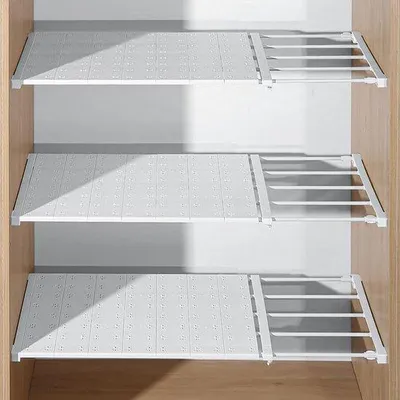 Obrázek produktu pro Uniqoos® Nastavitelné teleskopické vnitřní police, rozsah 38–60 cm, ocelové trubky a ABS plast, nosnost 20 kg, montáž bez použití nástrojů, s odnímatelnými klapkami a protiskluzovými podložkami, vhodné do skříně, kuchyně a koupelny