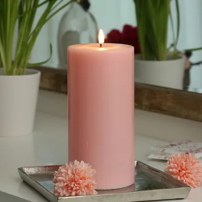 Zdjęcie produktu dla Świeca filarowa LED MIA - prawdziwy wosk - realistyczny płomień 3D - H: 20cm D: 10cm - zasilana bateryjnie - różowa