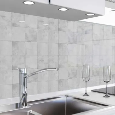 Produktbild von danario Küchenrückwand selbstklebend - Glasoptik - Spritzschutz Küche - versteifte PET Folie - 0,8 mm - Keramikfliesen grau - 60cm x 400cm