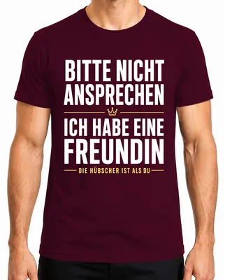 Productafbeelding van Niet aanspreken. Statement-shirt met de tekst "Ik heb een vriendin". Herenmodel, bordeauxrood, maat S