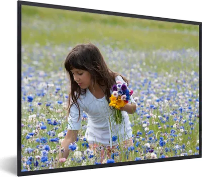 Produktbild von MuchoWow® MuchoWow® Gerahmtes Poster Mädchen - Blumen - Wiese 40x30 cm - Poster mit zchwarzem Bilderrahmen - Kunstposter - Wanddekorationen