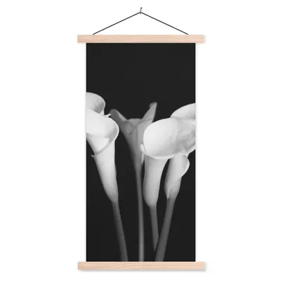 Produktbild von MuchoWow® Textilposter Eine Nahaufnahme von Calla-Lilien-Blüten auf schwarzem Hintergrund 40x80 cm mit holzfarbenen Rahmen - Wohnzimmer