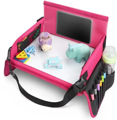 Imagen del producto de Mesa de viaje plegable para niños Ibenzoa®, con superficie de dibujo fácil de limpiar, compartimento transparente para tabletas, 6 lápices de colores, correa para el hombro y base estable