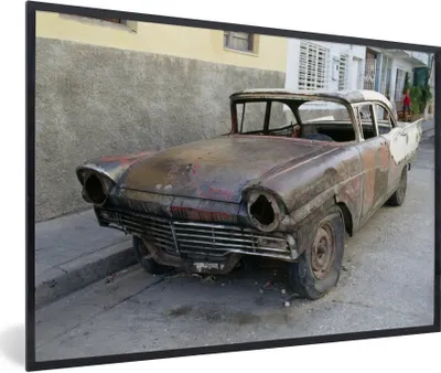 Produktbild von MuchoWow® Gerahmtes Poster Ein verlassener kubanischer Oldtimer 90x60 cm - Poster mit Schwarzem Bilderrahmen Wandposter Rahmen Foto Bilder - Fotorahmen - Foto-Plakat