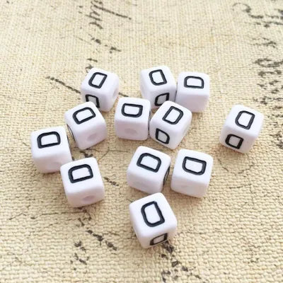 Immagine prodotto di Perline a forma di lettera, 30 pezzi, 6x6 mm, bianche e nere, quadrate, lettera D