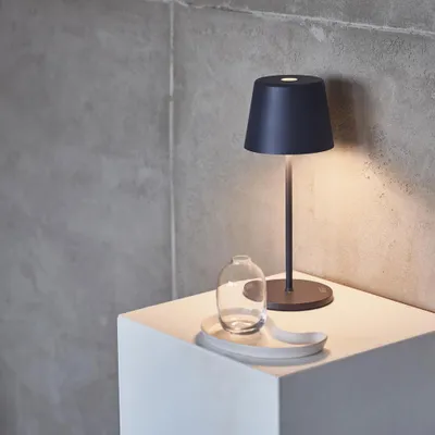 Imagen del producto de Lámpara de mesa LED con batería, modelo Down, 2,2W, 150 lúmenes, luz blanca cálida (3000K), apta para interior y exterior, grado de protección IP65, color gris pizarra