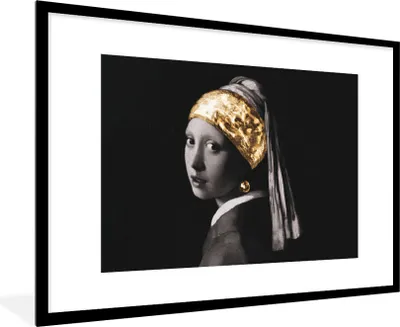 Produktbild von MuchoWow® Gerahmtes Poster Mädchen mit Perlenohrring - Vermeer - Gold - Schwarz - Weiß 90x60 cm - Poster mit Schwarzem Bilderrahmen Wandposter Rahmen Foto Bilder - Wanddekoration - Fotos