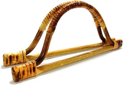 Produktbild von Allecto Plus – Zwei rotgefärbte, aus Rattan gewebte Handgriffe – Handtasche – Holzgriffe – D-Form – dekorativer Griff – Ersatz – Taschenhenkel – Haken – Ersatzgriffe – für die Herstellung von Taschen.
