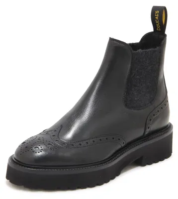 Imagen del producto de Botas negras "Woman" de la colección Q4760 de Beatles, diseñadas por Donna Doucal
