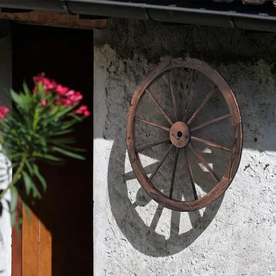 Immagine prodotto di Ruota carro ruota carro decorativo in legno con lamiera di ferro marrone 76x76x3,5 cm