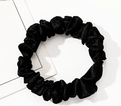 Produktbild von Faltiges Satin-Haargummi – Minimalistisch Schwarz