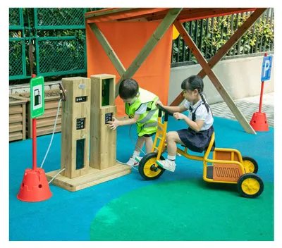 Produktbild von Klassische Spieltankstelle aus Holz für den Außenbereich