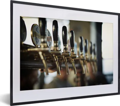 Produktbild von MuchoWow® MuchoWow® Gerahmtes Poster Mehrere Bierzapfstellen an einer Bar 40x30 cm - Poster mit zchwarzem Bilderrahmen - Bilderrahmen - Poster im Rahmen