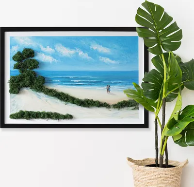 Produktbild von Moosbild mit Konserviertem Moos 3D Wandbild - 60x40 cm - Schwarzer MDF-Rahmen - Verliebte Menschen an einem Strand