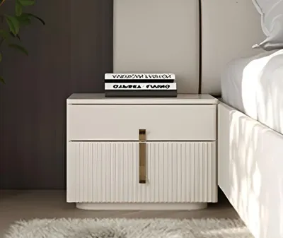Obrázek produktu pro Elegantní noční stolek s žebrovaným designem a zlatou úchytkou Vysoce kvalitní nábytek