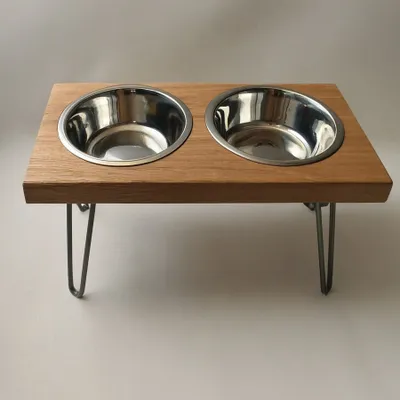 Produktbild von Handgefertigter hölzerner futtertopfhalter mit schalen für Tiere, Fassungsvermögen der Schalen 900ml, Höhe 12,5 cm