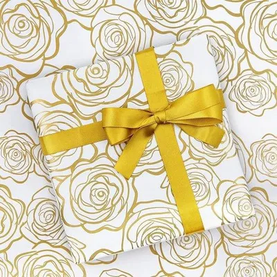 Productafbeelding van Cadeaupapier met gouden rozenpatroon en gouden lint voor elke gelegenheid