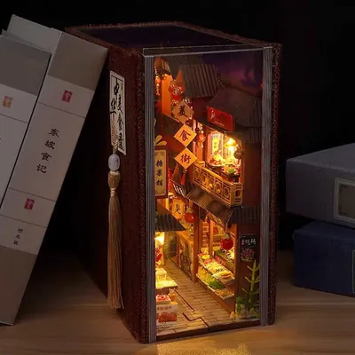 Produktbild von DIY Book Nook Mondscheingasse - 3D-Puzzle - 180 Teile - Miniaturhaus aus Holz - mit LED