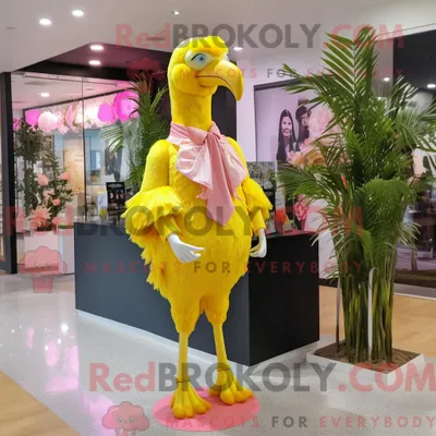 Produktbild von Gelber REDBROKOLY Flamingo Maskottchen Kostüm Charakter gekleidet mit einer Anzughose und Ohrringen