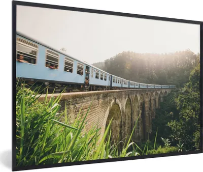 Produktbild von MuchoWow® Gerahmtes Poster Ein Zug über eine Brücke 90x60 cm - Poster mit Schwarzem Bilderrahmen Wandposter Rahmen Foto Bilder - Fotorahmen - Foto-Plakat