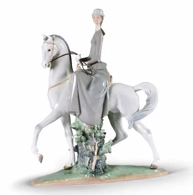Produktbild von Casa Padrino Luxus Deko Porzellan Skulptur Frau auf Pferd H. 45 cm - Handgefertigt