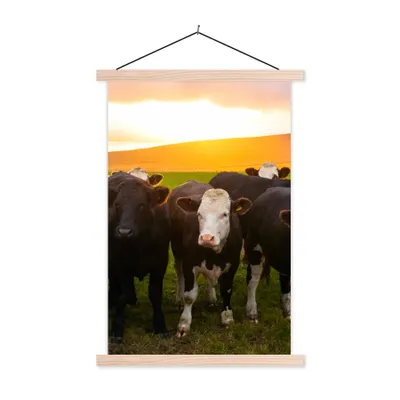 Produktbild von MuchoWow® Textilposter Kühe - Hügel - Sonnenuntergang - Gras - Grün 40x60 cm mit holzfarbenen Rahmen - Poster
