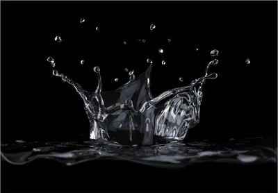 Produktbild von Wallario Fototapete Vliestapete, seidenmatte Oberfläche, einfache Verarbeitung, Größe 300 x 210 cm, Motiv Aufspritzendes Wasser