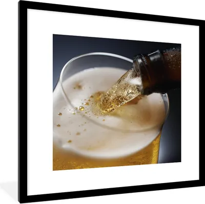 Produktbild von MuchoWow® Gerahmtes Poster Eingeschenktes Bier vor einem dunklen Hintergrund 40x40 cm - Poster mit Schwarzem Bilderrahmen Wandposter Rahmen Foto Bilder - Poster - Plakat im Rahmen