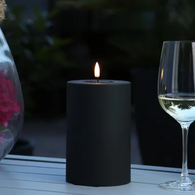 Produktbild von LED Stumpenkerze MIA - Kunststoff - realistische 3D Flamme - H: 15cm - f. Außen - schwarz