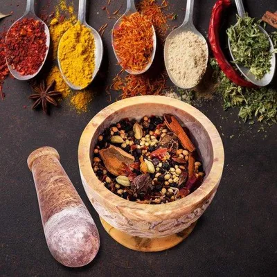 Produktbild von Mühle aus poliertem Naturstein für Gewürze und Kräuter