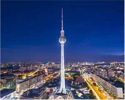 Produktbild von Wallario Poster - Fernsehturm Berlin bei Nacht, Kunstdruck Größe: 40 x 50 cm