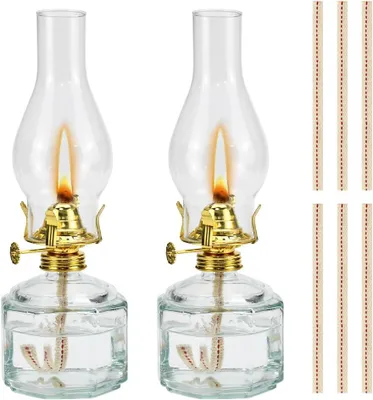 Image de Deux lampes à pétrole d'intérieur, lampes à huile vintage en verre transparent, lampes à huile résistantes au vent