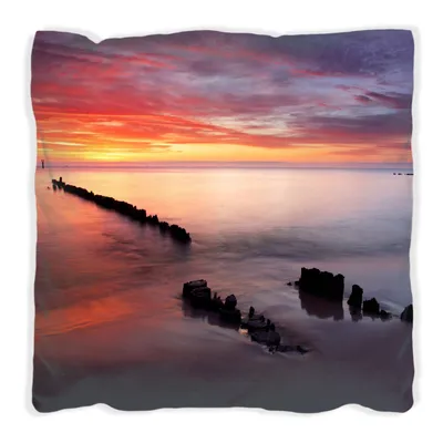 Produktbild von Wallario Premium Kissen, weiche Oberfläche, mit Motiv Sandstrand im Sonnenuntergang - Roter Himmel, Größe: 40 x 40 cm, mit weißer Rückseite