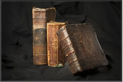 Produktbild von Wallario Wandbild Alte Bücher mit abgenutztem Einband, Größe: 61 x 91,50 cm, Poster mit schwarzem Aluminiumrahmen