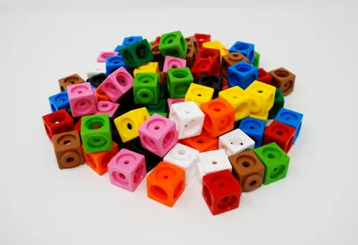 Produktbild von 800 Steckwürfel in der Box 10-farbig mit 2,0 cm Kantenlänge