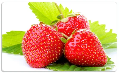 Produktbild von Wallario Frühstücksbrettchen aus Glas, je 14 x 23 cm, mit rutschfesten Füßen, Motiv Frische rote Erdbeeren für die Küche