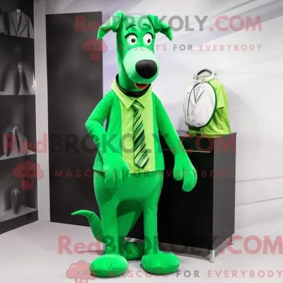 Produktbild von Maskottchenfigur REDBROKOLY eines grünen Hundes mit Kleid und Krawattennadeln