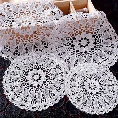 Produktbild von 4 runde, bestickte Tischläufer, handgefertigt, mit Spitzenbordüren, weiße Spitzen, Untersetzer, gehäkelte Spitzen-Tischsets, Platzsets für Küche und Esszimmer, Deko